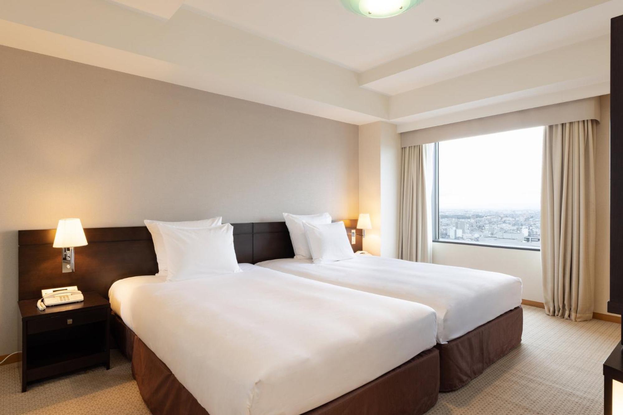 Отель Ana Crowne Plaza Toyama By Ihg Экстерьер фото