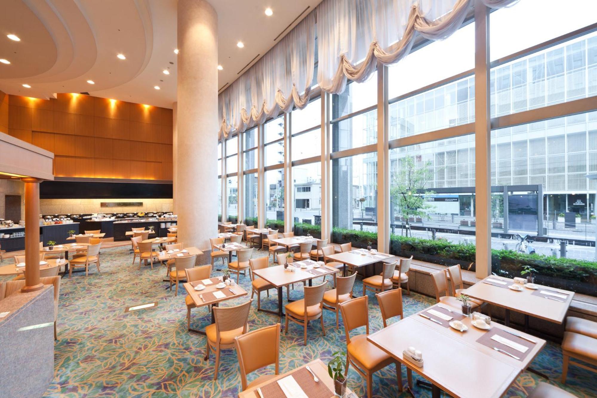 Отель Ana Crowne Plaza Toyama By Ihg Экстерьер фото