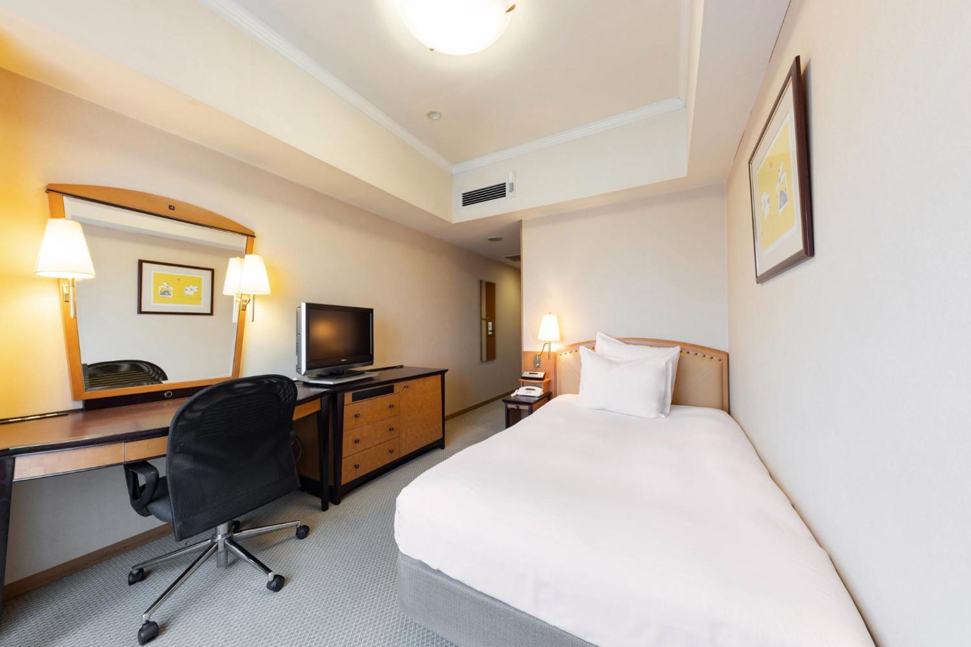 Отель Ana Crowne Plaza Toyama By Ihg Экстерьер фото